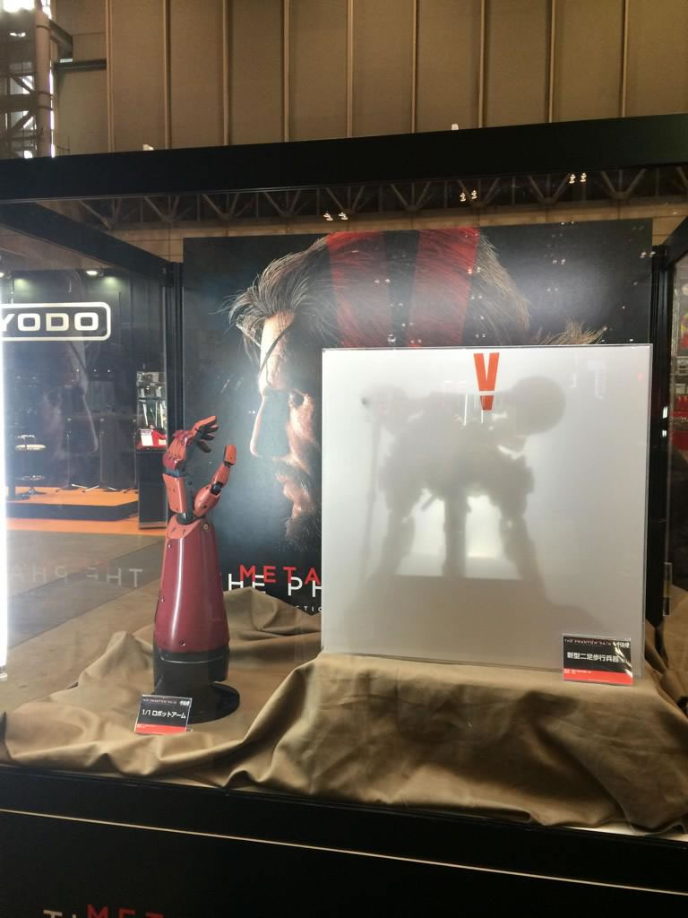 MGSV : Kojima Productions dvoile deux ombres d'un mystrieux bipde en figurine
