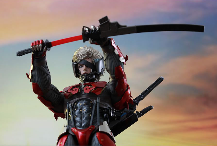 Raiden voit rouge avec une nouvelle figurine Hot Toys 'Inferno Armor Version'