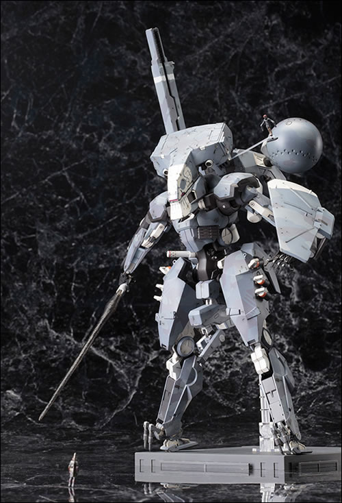 Le Metal Gear Sahelanthropus de Kotobukiya daté avec un poster de Yoji Shinkawa