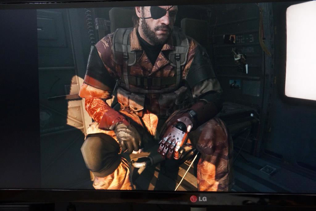 Metal Gear Solid V : Big Boss sous perfusion dans son hlicoptre